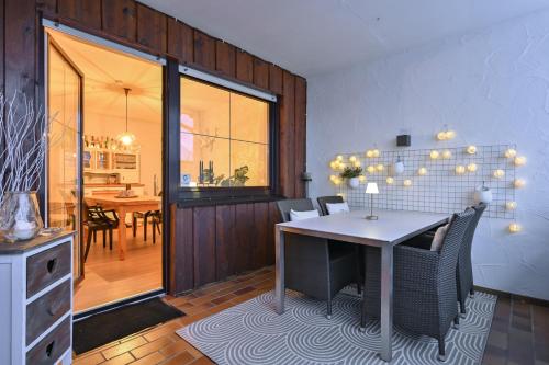 普夫龍滕的住宿－Ferienwohnung #TIMEOUT，一间带桌子和椅子的用餐室