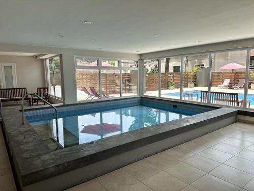 a large swimming pool in a house with at Suite del sol 120 in Pinamar