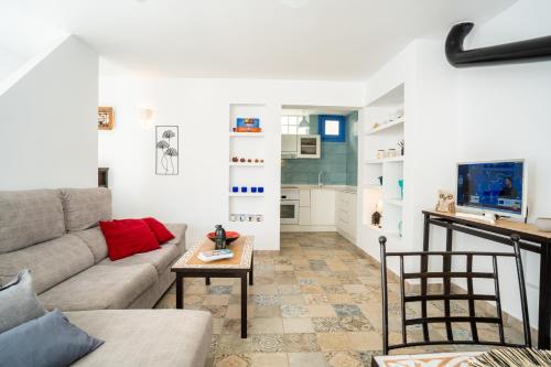 una sala de estar con un sofá y una mesa en Trendy Homes Casa Pitera, en Rodalquilar