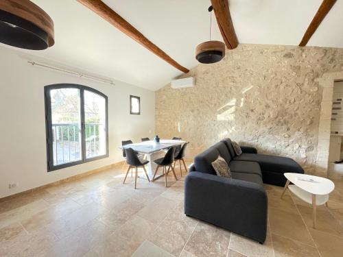 un salon avec un canapé et une table dans l'établissement « Le 15 » appartement de charme 4 personnes, à Maussane-les-Alpilles