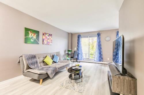 Cozy 1BR Apartment With Balcony - Near Downtown