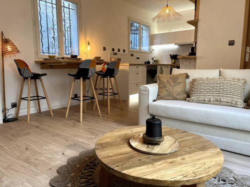 un salon avec un canapé et une table dans l'établissement Centre-ville Nîmes gare TGV, arène... à porter de pieds, à Nîmes