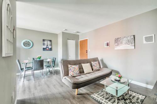 Cozy 2BR Apartment With Balcony - Near Downtown