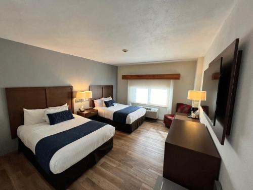 um quarto de hotel com duas camas e uma televisão em Comfort Inn Monterrey Valle em Monterrey