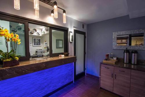 Η κουζίνα ή μικρή κουζίνα στο Regency Inn in Los Angeles