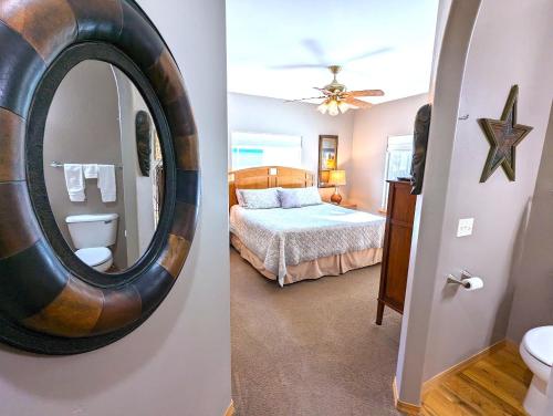 En eller flere senge i et værelse på Wilderness Resort at Meadow Lake