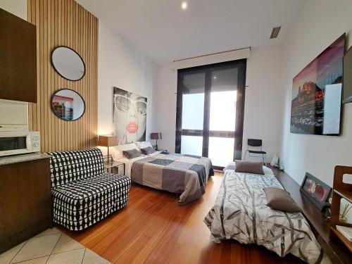 1 dormitorio con 1 cama, 1 sofá y 1 silla en Loft Abad playa Beach Center en Alicante