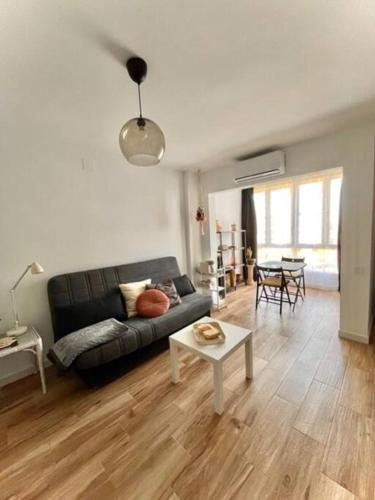 Posezení v ubytování Acogedor estudio 650 m de playa