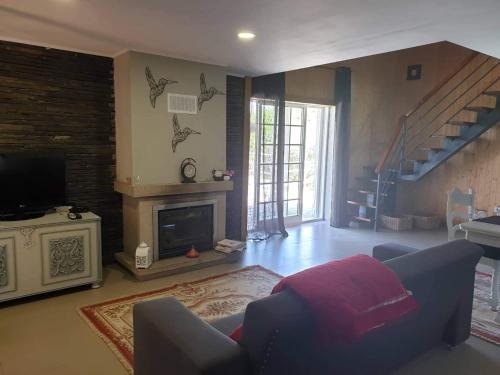 ein Wohnzimmer mit einem Sofa und einem Kamin in der Unterkunft quinta vale da corga in Murça