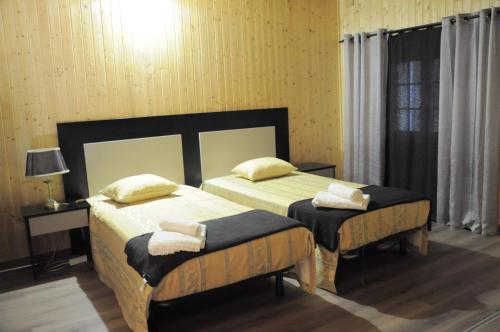 - une chambre avec 2 lits et des serviettes dans l'établissement quinta vale da corga, à Murça
