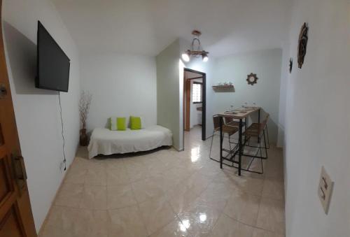 Habitación con cama y mesa con sillas. en E.Z Céntrico, Mendoza en Mendoza
