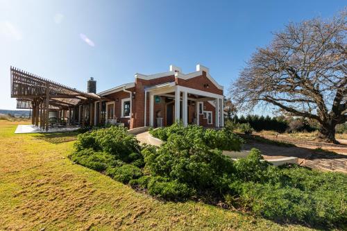 ein Backsteinhaus mit einem Baum davor in der Unterkunft Bali and Eva Midlands in Nottingham Road