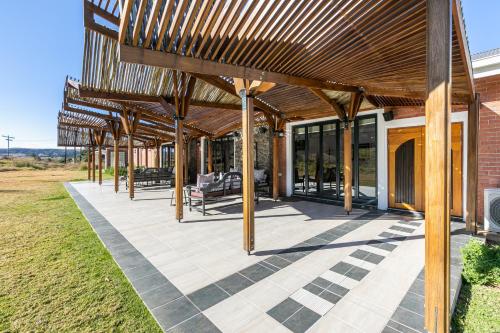 eine Außenterrasse mit einer hölzernen Pergola in der Unterkunft Bali and Eva Midlands in Nottingham Road