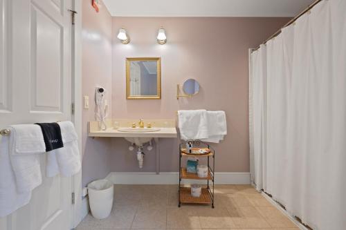 Bilik mandi di Brook Farm Inn