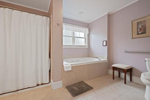Bilik mandi di Brook Farm Inn