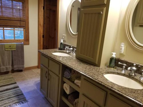 ein Badezimmer mit zwei Waschbecken und einem großen Spiegel in der Unterkunft UNIQUE BARN 