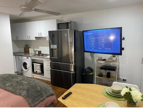 Dapur atau dapur kecil di Dog friendly new humble abode In hotspot location