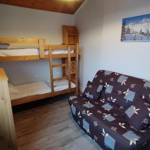 salon z łóżkiem i łóżkiem piętrowym w obiekcie Superbe appartement tout confort w mieście Lyaud