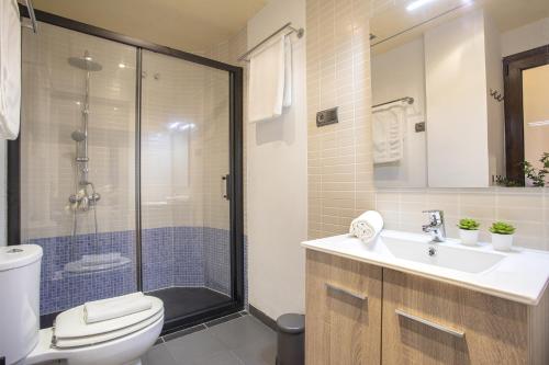 ein Bad mit einer Dusche, einem WC und einem Waschbecken in der Unterkunft -MalagaSunApts-Urban&Central in Málaga