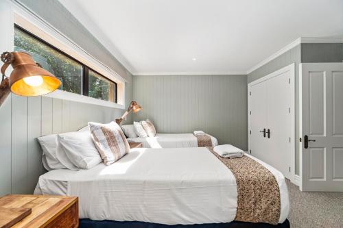 1 dormitorio con 2 camas y ventana en Stagford Retreat Apartment - Taupo, en Taupo
