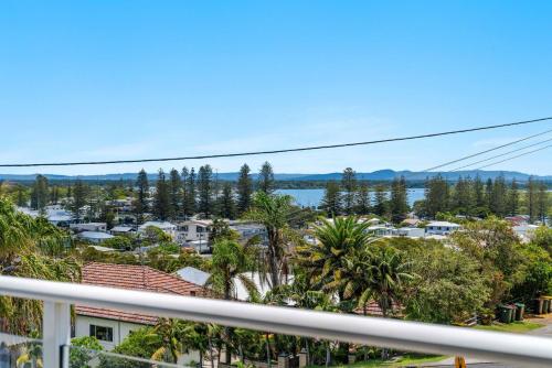 een balkon met bomen en uitzicht op de stad bij Mingara 4 in Yamba