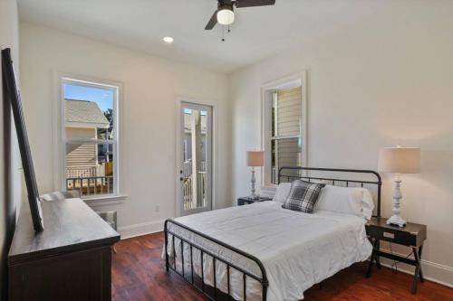 1 dormitorio con cama, sofá y ventanas en La Belle Veranda Villa- 3QueenBeds/2Baths Sleeps 6-8, en Nueva Orleans