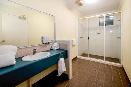 Phòng tắm tại White Lace Motor Inn