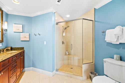 ein Badezimmer mit einer Dusche mit blauen Wänden in der Unterkunft Emerald Grande W625 in Destin