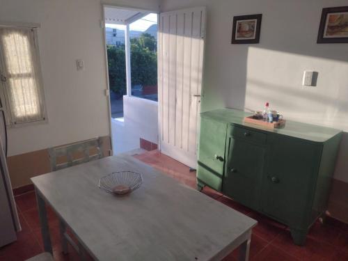 uma cozinha com um armário verde e uma mesa em Flor de Cardón em La Rioja