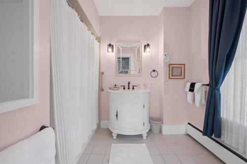 Bilik mandi di Brook Farm Inn