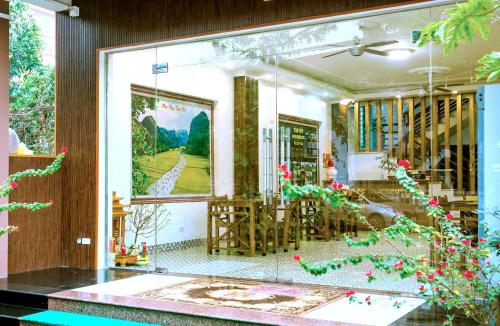 Zimmer mit Blick auf ein Esszimmer in der Unterkunft Tam Coc Center Boutique Hotel in Ninh Bình