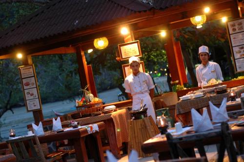 Ein Restaurant oder anderes Speiselokal in der Unterkunft Sunrise Tropical Resort 