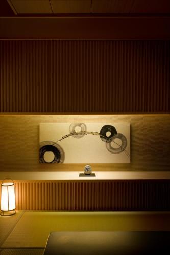 a light on a wall with a lamp next to it at Fujikawaguchiko Onsen Konanso in Fujikawaguchiko