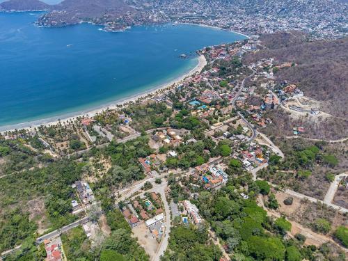 uma vista aérea de uma cidade ao lado da praia em HOTEL CASA VICTORIA em Zihuatanejo