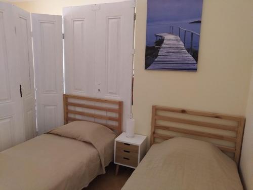- une chambre avec 2 lits et une photo de la jetée dans l'établissement Apartamento Areias Mar, à Albufeira