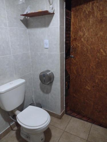 baño con aseo y puerta de madera en DORMIS P/2 en Luján de Cuyo