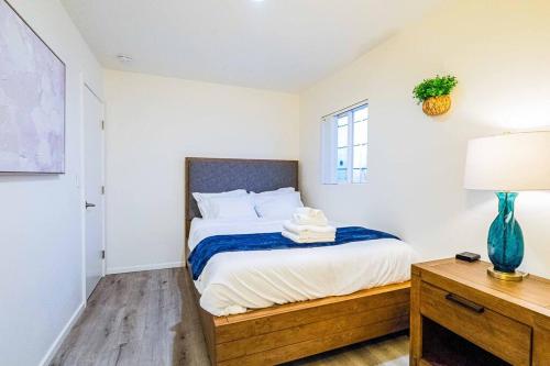 1 dormitorio con 1 cama y escritorio con lámpara en Stylish 2B2B country style house en Glendora