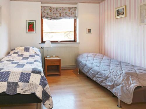 um quarto com uma cama e uma janela em Holiday home Hadsund XXXIV em Hadsund