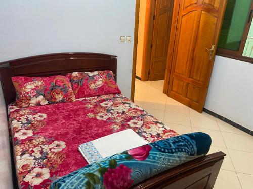 Un dormitorio con una cama con un libro. en Appartement Ain Asserdoun, en Beni Mellal