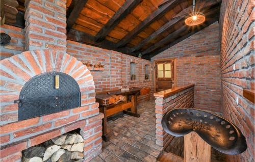 un forno in mattoni in una stanza con muro di mattoni di Nice Home In Kupinovac With Kitchen 