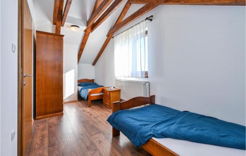 una camera con due letti e una finestra di Nice Home In Kupinovac With Kitchen 