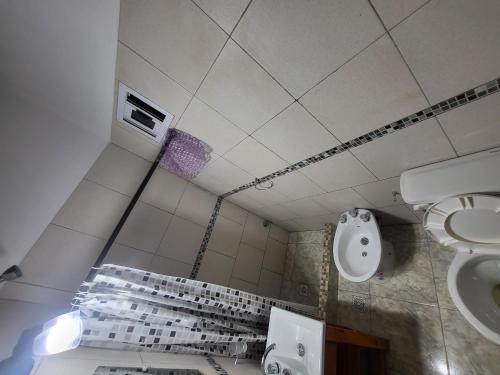 Habitación con baño con lavabo y aseo. en Departamento FREGO en El Volcán