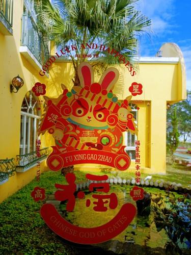 a sign in front of a building with at 依比鴨鴨水岸會館 Ducking House in Ruisui