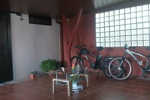 dos bicicletas estacionadas en una habitación con una mesa en Loft Alajuela, en Alajuela