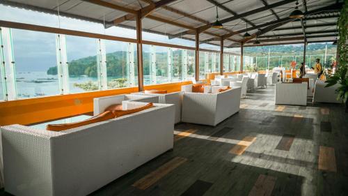 Ein Sitzbereich in der Unterkunft Sun In Pangandaran Hotel