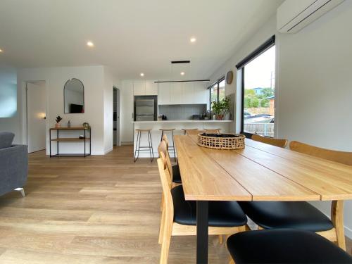 Η κουζίνα ή μικρή κουζίνα στο Albatross Rise - Modern Family Home