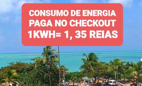 馬塞約的住宿－NA BEIRA MAR DE PAJUCARA- EDIF NEO- APARTAMENTO QUARTO E SALA- TEM VARANDA - VISTA LATERAL DO MAR- RUA JULIO PLECH FILHO 60 ESQUINA COM AVENIDA DOUTOR ANTONIO GOUVEIA - CONSUMO ELETRICO É PAGO No CKECK-OUT 1KWH É 1,35 REIAS，棕榈树和海洋海滩上的红色标志