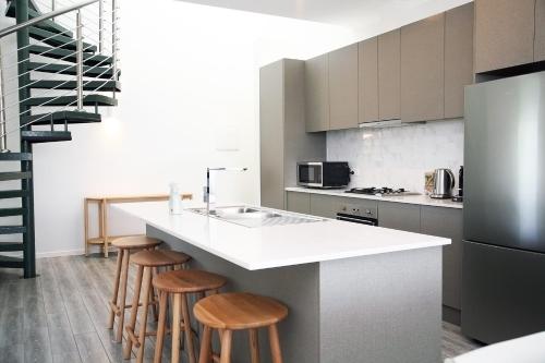 Η κουζίνα ή μικρή κουζίνα στο Hilton Executive Apartments