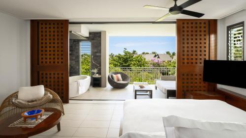 1 dormitorio con 1 cama y sala de estar en InterContinental Fiji Golf Resort & Spa, an IHG Hotel, en Natadola