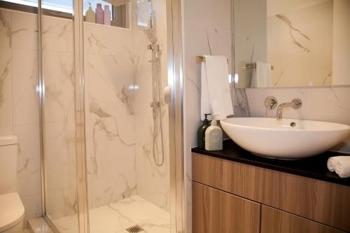 Ένα μπάνιο στο Hilton Executive Apartments